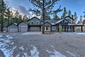 une grande maison avec un arbre dans l'allée dans l'établissement Sleek Reno-Lake Tahoe Retreat, 4 Mi to Ski Mt Rose, à Reno