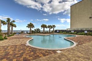 Πισίνα στο ή κοντά στο Updated Myrtle Beach Studio with Ocean Views!