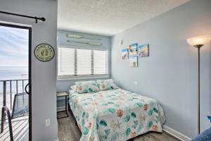 Ένα ή περισσότερα κρεβάτια σε δωμάτιο στο Updated Myrtle Beach Studio with Ocean Views! +18 φωτογραφίες
