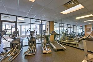 Γυμναστήριο ή/και όργανα γυμναστικής στο Updated Myrtle Beach Studio with Ocean Views!