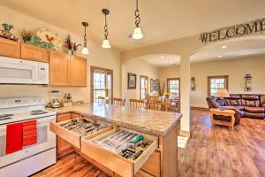 una cocina con estufa horno superior junto a la sala de estar en McJuggers Loft Walk to Lake, Park, Restaurants, en Campbellsport