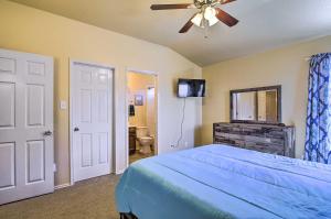 Cama ou camas em um quarto em San Antonio Abode with Yard Less Than 4 Mi to Lackland