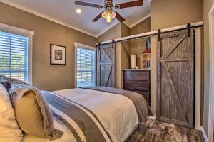 1 dormitorio con cama y puerta de granero en Little Lucky Star with Pond, Boat and Pasture View!, en Winnsboro