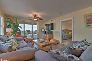 TV a/nebo společenská místnost v ubytování Daytona Beach Seaside Condo with Pools and Hot Tubs