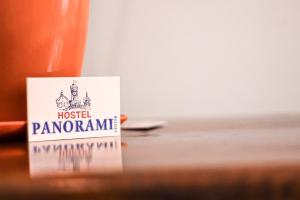 利維夫的住宿－PANORAMI Apart Hostel in Lviv，坐在桌子上边的杯子