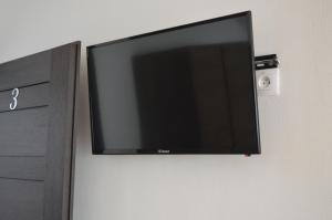 Televízia a/alebo spoločenská miestnosť v ubytovaní Ubytovanie Luky