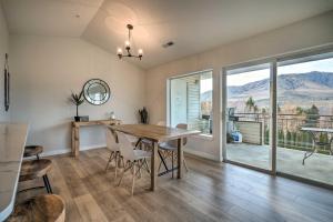 Imagem da galeria de Chic Chelan Condo with Balcony, Walk to Lake and Dtwn! em Chelan