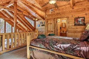 Imagen de la galería de Secluded Smoky Mountain Cabin with Wraparound Deck!, en Cosby