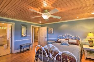 מיטה או מיטות בחדר ב-Serving Southern Charm at this Clarkesville House!