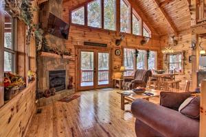 Cabaña de madera con sala de estar con chimenea en Secluded Smoky Mountain Cabin with Wraparound Deck!, en Cosby