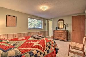 Llit o llits en una habitació de Waterfront Pet-Friendly Whitefish Lake Home with Dock