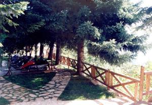 Vonkajšia záhrada v ubytovaní Pigi Tarlampa Hotel