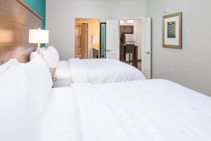 佩科斯的住宿－Staybridge Suites - Pecos, an IHG Hotel，酒店客房内设有两张白色的床