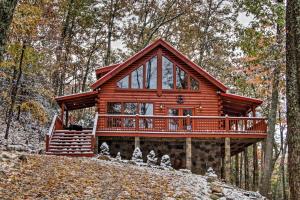 Imagen de la galería de Secluded Smoky Mountain Cabin with Wraparound Deck!, en Cosby