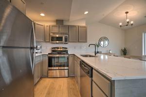 Imagem da galeria de Chic Chelan Condo with Balcony, Walk to Lake and Dtwn! em Chelan mais 17 fotografias