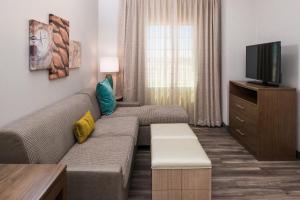 佩科斯的住宿－Staybridge Suites - Pecos, an IHG Hotel，带沙发和电视的客厅