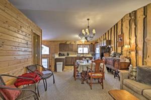 uma cozinha e sala de estar com mesa e cadeiras em Black River Retreat 3 Mi to Powderhorn Mountain! em Ironwood