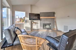 a living room with a couch and a fireplace at Chic Chelan Condo with Balcony, Walk to Lake and Dtwn! in Chelan