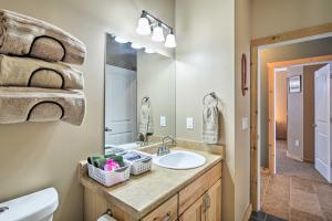 Koupelna v ubytování Family-Friendly Lake Mitchell Oasis Hike and Ski! + 22 fotografií