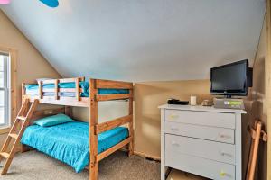 Postel nebo postele na pokoji v ubytování Family-Friendly Lake Mitchell Oasis Hike and Ski!