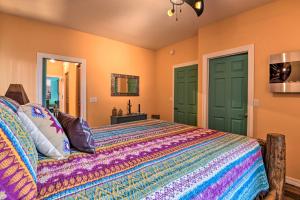 Cama o camas de una habitación en Restful Mesa Retreat Shared Backyard and Hot Tub