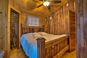 Ένα ή περισσότερα κρεβάτια σε δωμάτιο στο Scenic Log Cabin with Fire Pit and Stocked Creek!