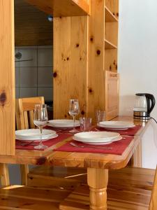 Un restaurante o sitio para comer en Jahorina apartman Košuta D5