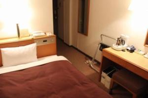 Habitación hospitalaria con cama y escritorio con teléfono en Country Hotel Takayama - Vacation STAY 67708 en Takayama