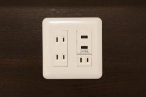 高山市にあるCountry Hotel Takayama - Vacation STAY 67714の木製テーブルの白い照明スイッチ