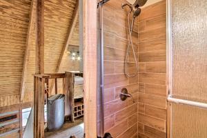 ガトリンバーグにあるPanoramic-View Gatlinburg Cabin with Private Hot Tubのシャワー付きの木製の壁の客室です。 +27枚の写真
