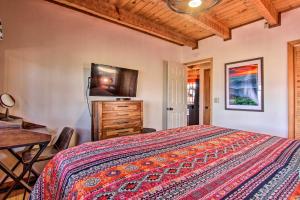 ガトリンバーグにあるPanoramic-View Gatlinburg Cabin with Private Hot Tubのベッドと机とテレビのある寝室