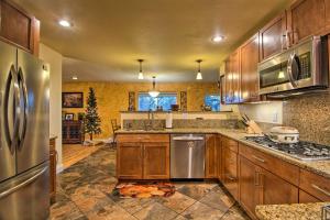 Kuchyň nebo kuchyňský kout v ubytování Modern Creekside Home with Easy Dtwn Denver Access!