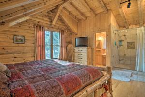 ein Schlafzimmer mit einem Bett in einem Blockhaus in der Unterkunft Picturesque Log Cabin in Estes Park 9 Mi to RMNP in Estes Park