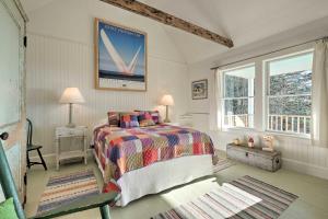 une chambre avec un lit et une grande fenêtre dans l'établissement Pauls Cottage in Tenants Harbor, 1 Min to Shore, à Tenants Harbor