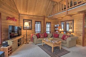 a living room with a couch and a tv in a cabin at 2 Mi to Northstar Resort Idyllic Cabin with Shuttle in Truckee