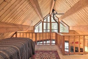 Großes Zimmer mit einem Bett in einer Holzhütte in der Unterkunft Idyllic Cabin with Shuttle 2 Mi to Northstar Resort in Truckee