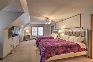 una camera da letto con due letti e una TV a schermo piatto di 5 Mi to Camelback Henryville Home with Hot Tub! a Henryville