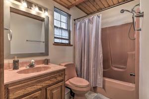 un bagno con lavandino, WC e doccia di 5 Mi to Camelback Henryville Home with Hot Tub! a Henryville Altre 26 foto
