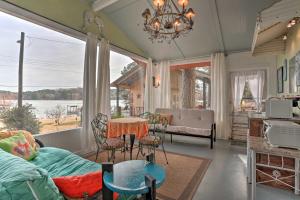 ein Wohnzimmer mit Sofa und Tisch in der Unterkunft Lakeside Pleasure Island Cabin with Deck and Gas Grill in Farmerville