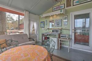 ein Wohnzimmer mit Couch und Mikrowelle in der Unterkunft Lakeside Pleasure Island Cabin with Deck and Gas Grill in Farmerville