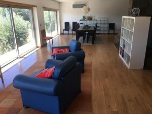 uma sala de estar com duas cadeiras azuis e uma mesa em Quinta da Marialva em Mangualde