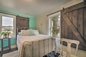 Säng eller sängar i ett rum på Charming Dairy Farm Home in Indiana Amish Country