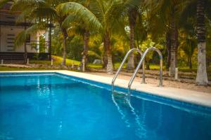 Bazén v ubytování Royal Palm Bacalar Cabañas & Lagoon Club nebo v jeho okolí