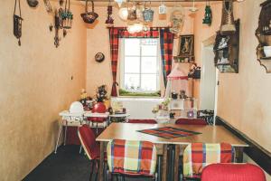 cocina con mesa, sillas y ventana en Pension Familia, en Harrachov