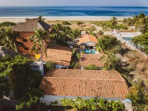 una vista aerea di una casa e della spiaggia di La Playita Beach House a Puerto Escondido