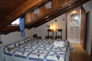 una camera con letto e lavandino di Bed and Breakfast Cappeler a Tione di Trento