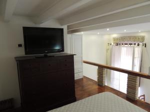 ein Schlafzimmer mit einem Flachbild-TV auf einer Kommode in der Unterkunft Loft Of Love in Cagliari
