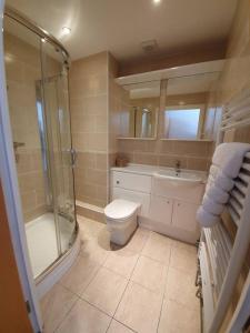 Stylish flat in central Tenby + parking & balcony