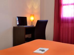 Postel nebo postele na pokoji v ubytování Hostal Bajo La Muralla
