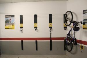 una bicicletta su un porta bici in un garage di Hotel Ego a Viveiro